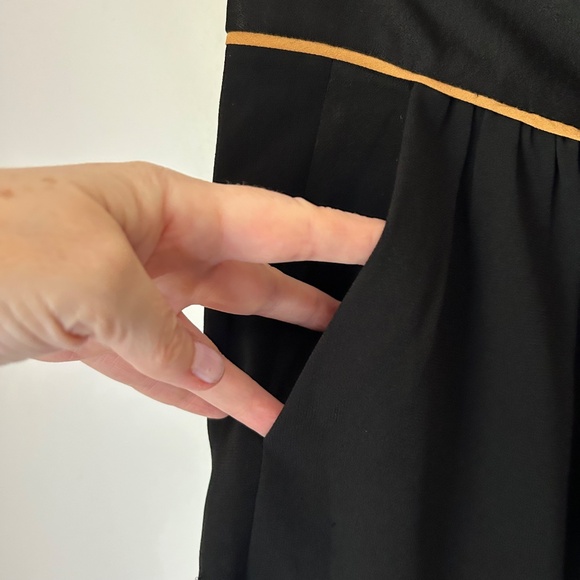 Aritzia T. Babaton Antoine Dress Shorts Black with Tan Trim and Pockets Sz 6 - Picture 5 of 7